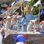 Neptun auf dem Weg zur Krönung des Aalkönigs, begleitet von den jüngsten „Followern“ der Aalwoche