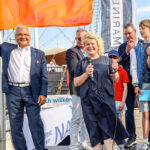Glückliche Gesichter zur Eröffnung der Travemünder Woche (von links): boot-Director Petros Michelidakis,&nbsp;der LYC-Vorsitzende Lutz Kleinfeldt, Lübecks stellvertretende Bürgermeisterin Joanna Hagen, Karolina Schlaefer, TW-Sportdirektor Jens Kath, Moritz Thiel und SH-Finanzministerin Monika Heinold. Foto: segel-bilder.de