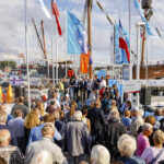 Die Eröffnung der Travemünder Woche ist stets ein großer Anziehungsmagnet mit politischer und sportlicher Prominenz. Foto: segel-bilder.de