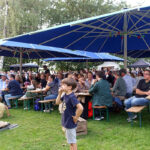Da hören alle gespannt zu: Auf der Bühne im Park spielen einige Bands richtig gute, coole „Mukke“.