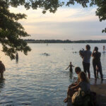 Und immer lockt der See! Bei schönen Sommerwetter wird gebadet, auch bei späteren Abend.