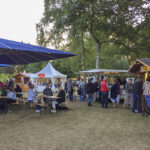Viele kleine Buden bieten hausgemachte, leckere Snacks an.