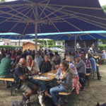 Fröhlich gemeinsam draußen am See: das WuSchiKaDo ist ein traditionsreiches Fest für die Dorfgemeinschaft und viele&nbsp;Gäste