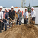 Erster Spatenstich, v.l.: Matthias Langhans (ProjektleiterTheo Urbach GmbH), Simon Lorenz (Filialleiter Timmendorfer Strand), Thies Klatt (Geschäftsführer Theo Urbach GmbH), Sven Partheil- Böhnke (Bürgermeister Timmendorfer Strand), Markus Habermann