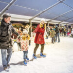 Die große, überdachte Eisbahn ist Mittelpunkt der Eiswelt Scharbeutz. Hier können Kinder und Erwachsene fröhliche Runden drehen. © www.luebecker-bucht-ostsee.de Oliver Franke
