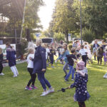 <span class="dquo">„</span>Zumba“ auf der Bühne, fröhlicher Tanz auf der Wiese: ein Riesenpaß!