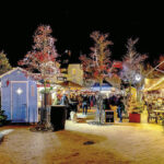 Zauberhaft im glänzenden Licht lädt der Timmendorfer Platz vor dem Alten Rathaus zum Wintertraum mit Musik und köstlichen Snacks ein.