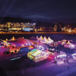 Viele festlich geschmückte Stationen mit leckerem Angebot und Weihnachtsmusik bilden die gemütliche Winterwelt im Brügmanngarten. Und es gibt auch eine Eisenbahn für die kleinen Gäste.