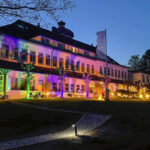 Romantisch beleuchtet direkt am Meer: Hotel Zeitlos sorgt für ein stimmungsvolles Ambiente.