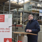 <span class="dquo">„</span>Die neuen Häuser sind ein Symbol für Verantwortung“, erklärt Bürgermeister Sven Partheil-Böhnke in seiner Richtfest-Rede.