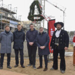 Richtfest-Treffen an der BlumemkoppeL: Markus Habermann, S-Immobiliengesellschaft; Thomas Bothe, Vorstandsmitglied Sparkasse Holstein; Thies Klatt, Theo-Urbach-GmbH; Bürgermeister Sven Partheil-Böhnke und Andreas Witt von der Zimmerei Hauschildt. Foto: S. Dittmann