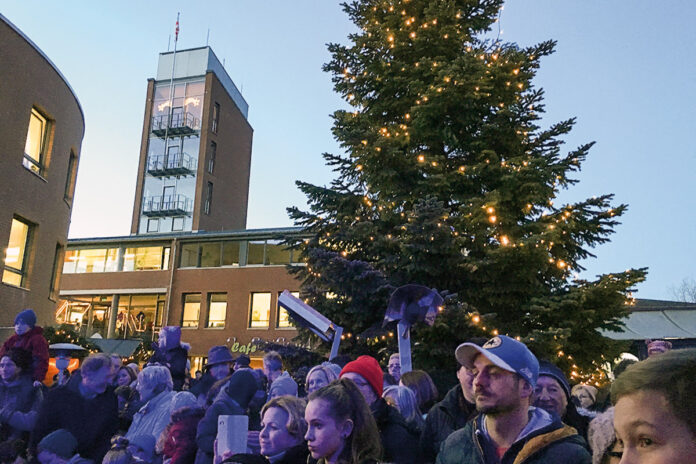 Imposante, schön und richtig festlich prägt der traditionelle Tannenbaum den festlichen Adventsmarkt in Scharbeutz
