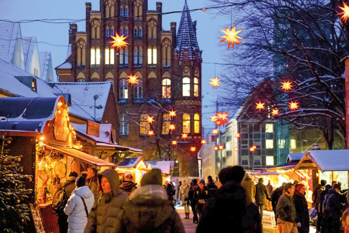 Romantische Weihnachtsstimmung: Historischer Markt vor der Marienkirche