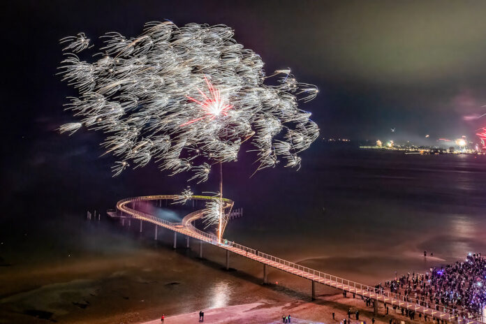 "Silvester on the Beach", Silvester-Feuerwerk an der neuen Timmendorfer Seebrücke © Torsten Vollbrecht
