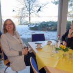 Draußen liegt Schnee, man blickt auf den See: Hier ist angenehme Atmosphäre garantiert