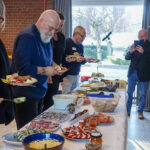 Hier bildete sich eine Gourmet-Schlange: am Buffet mit hausgemachten Spezialitäten